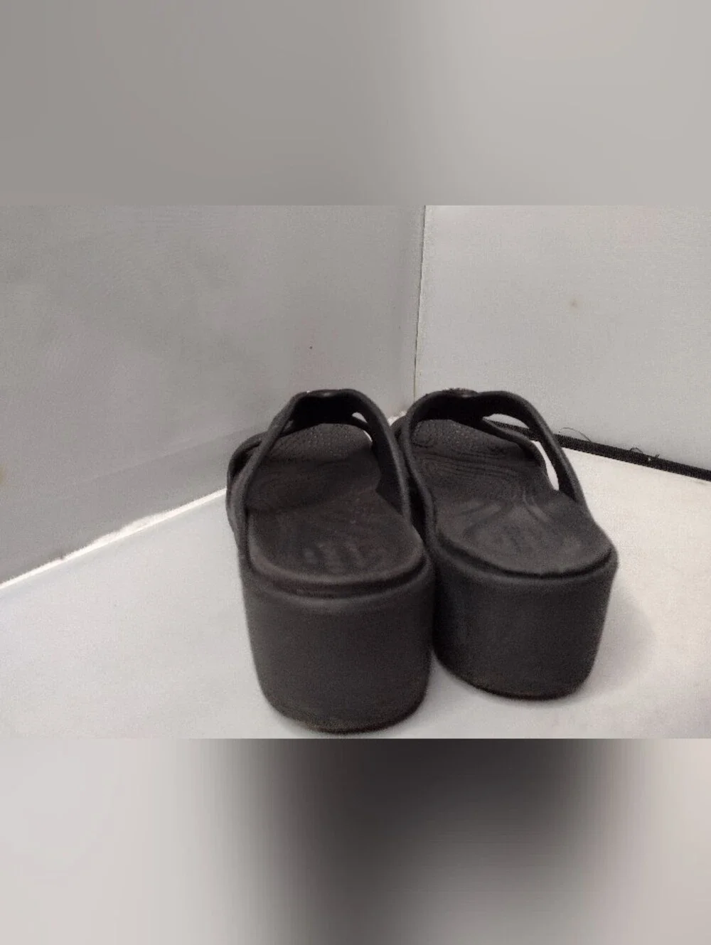 Crocs Sanrah Hammered Circle Flip Flops Women Size 5 Black Wedge Sandals X